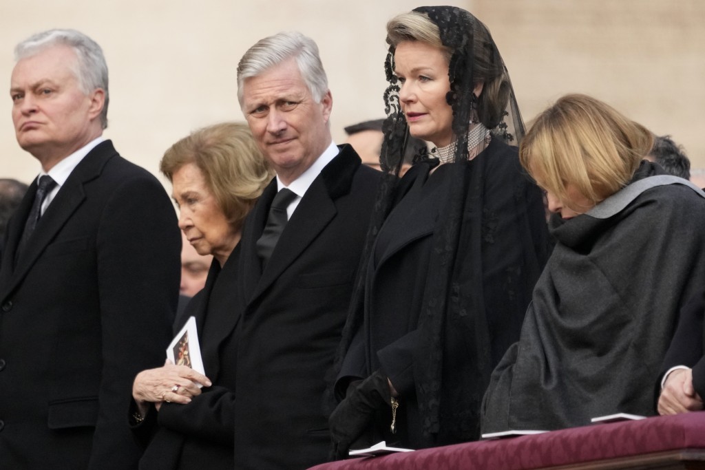 （左起）立陶宛總統瑙塞達、西班牙前皇后索菲亞、比利時國王菲利普和皇后瑪蒂爾德以及意大利總理梅洛尼出席了葬禮。AP