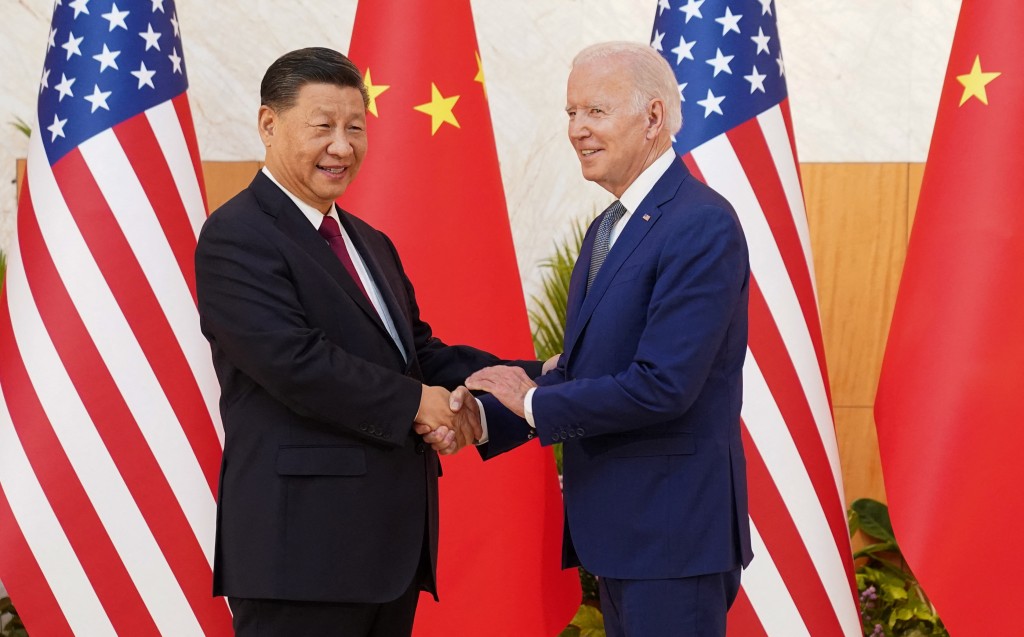 去年11月，美國總統拜登與中國國家主席習近平握手問候。路透社圖片