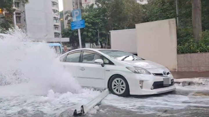 鹹水湧出路面，激噴Prius私家車。fb車cam L（香港群組）影片截圖