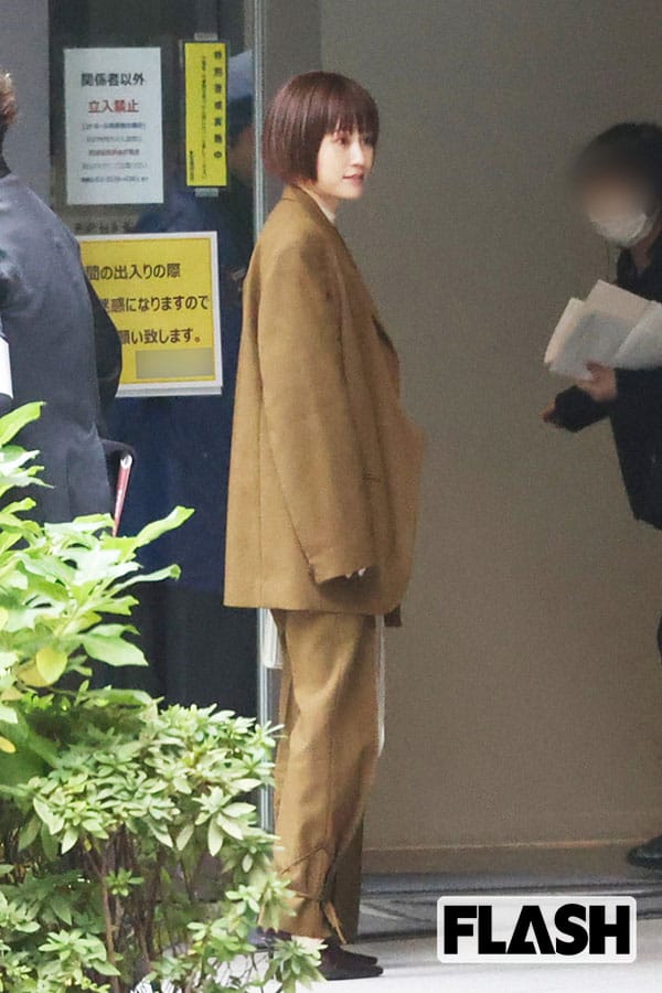 前田到達代言活動現場時，與工作人員打招呼。