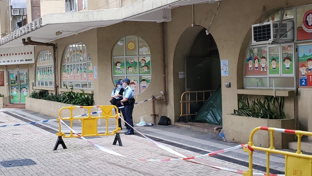 沙田顯徑邨女子墮樓亡 樓下幼稚園學生返學改用後門。楊偉亨攝