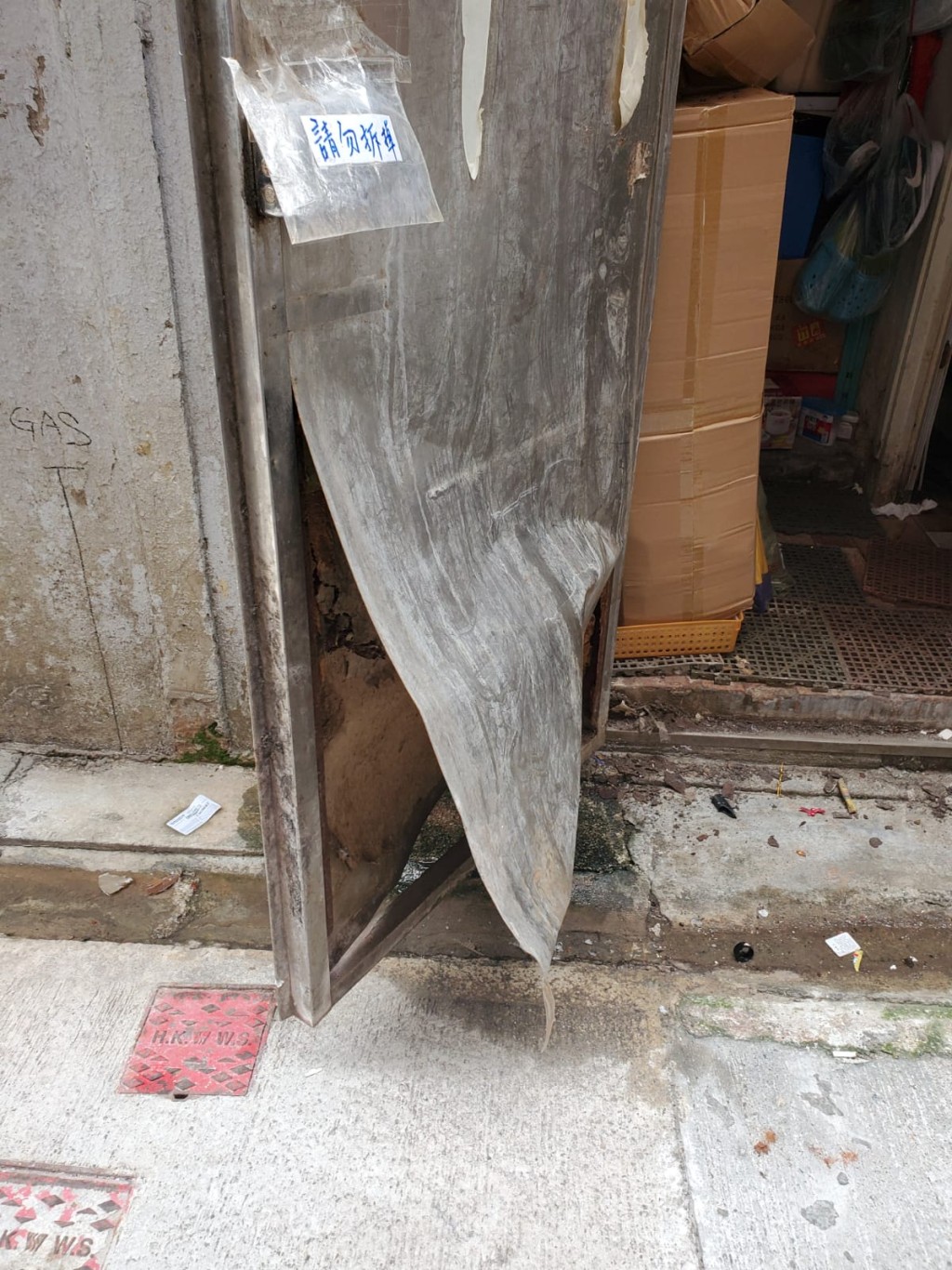 旺角雜貨店遭爆竊,賊人疑從後門撬開鐵閘進入。 梁國峰攝