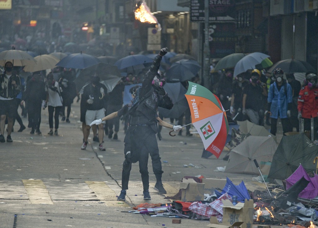 当日大批示威者在漆咸道南一带堵路。资料图片