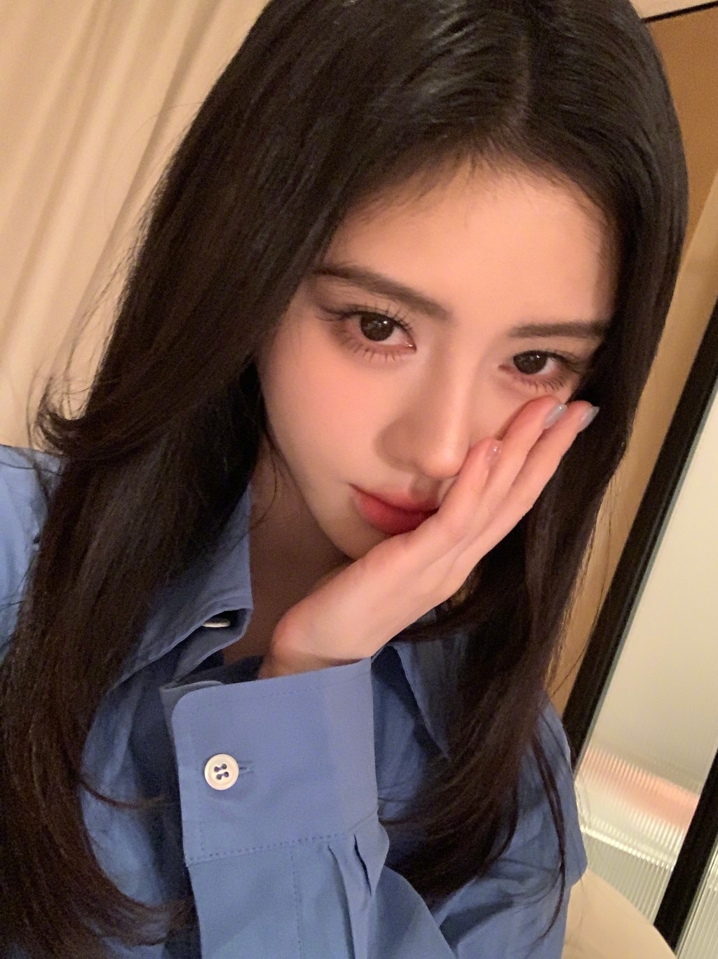 内地红星鞠婧祎遭实名举报逃税，消息成为热搜。微博