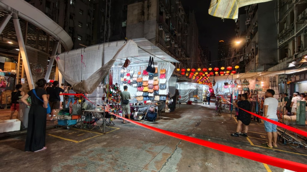 油麻地廟街148號後巷有簷篷起火冒煙。 油麻地廟街148號後巷有簷篷起火冒煙。