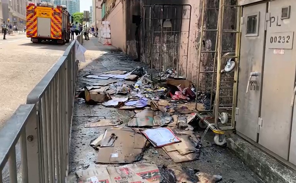行人路牆壁被熏黑一大片。劉漢權攝