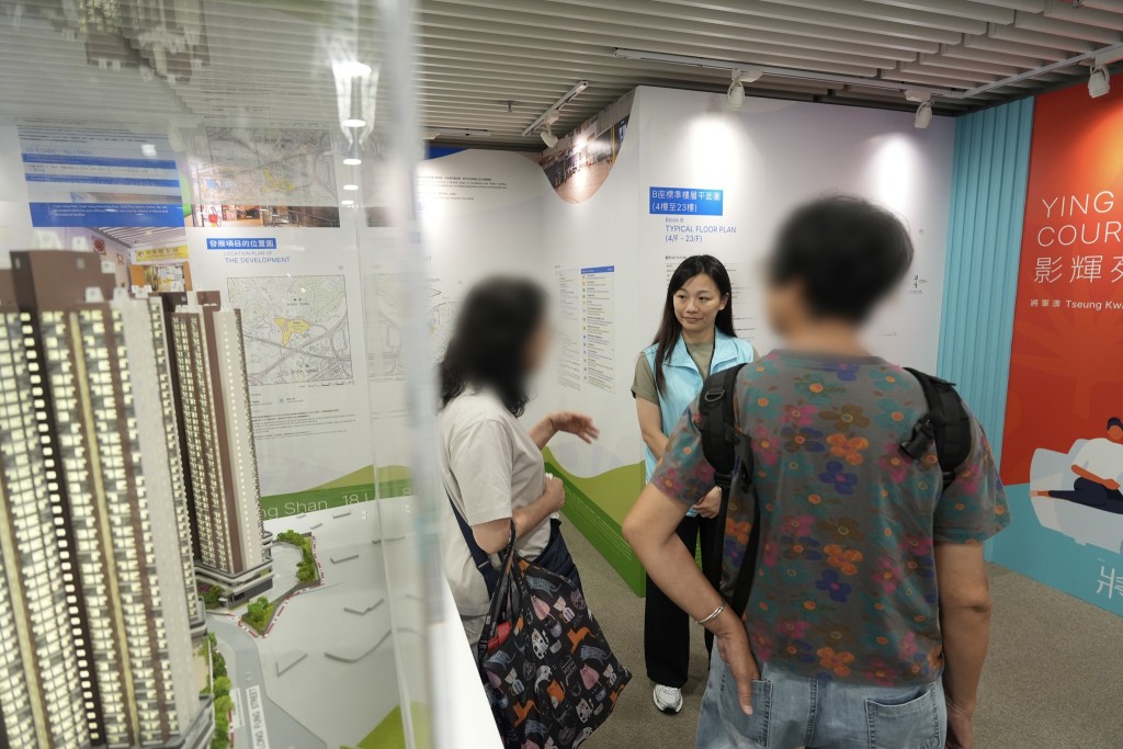 ,「解說專隊」成員隨即與配對的業主會合,並以一對一形式帶領他們參觀各個居屋項目的模型,詳細講解相關資訊。何永賢FB圖片 ,「解說專隊」成員隨即與配對的業主會合,並以一對一形式帶領他們參觀各個居屋項目的模型,詳細講解相關資訊。何永賢FB圖片