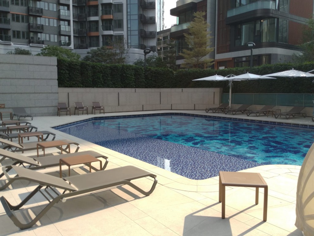 住戶閑時可在室外游泳池暢泳。