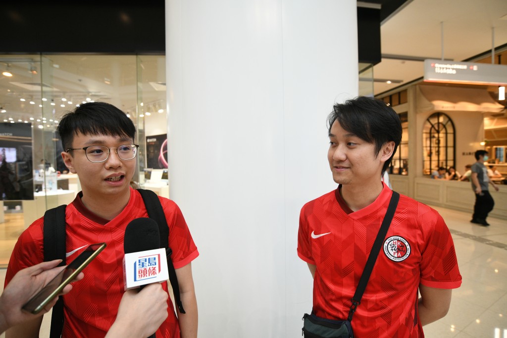 港隊忠實球迷陳先生（左）和姚先生（右）穿上了港隊球衣觀戰。蘇正謙攝