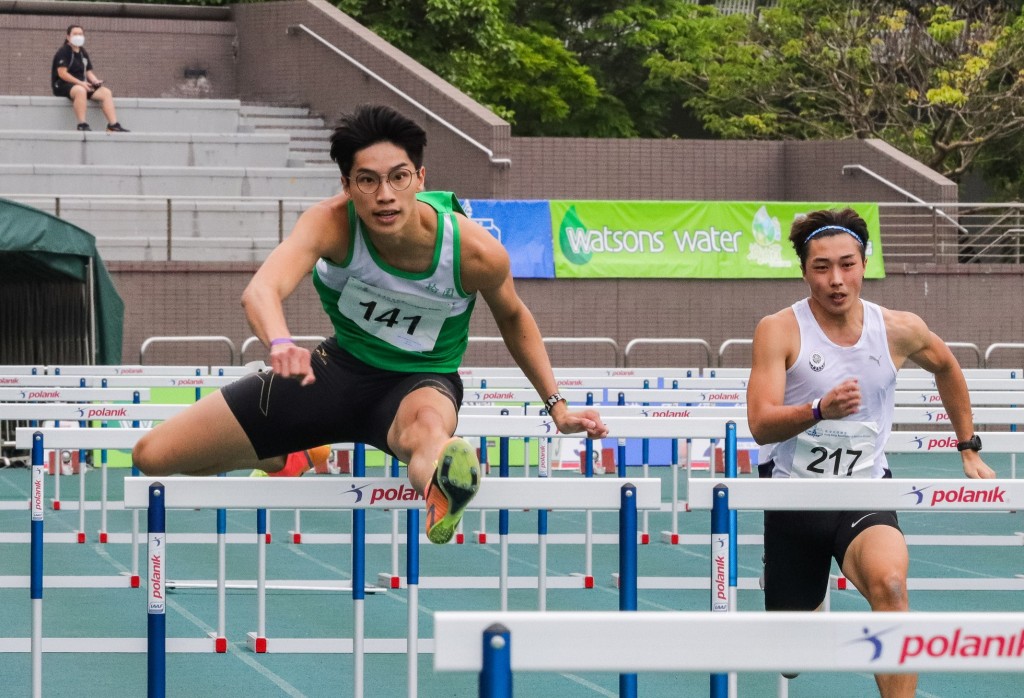 張紹衡(左)跑出14秒59奪得男子110米欄冠軍。田總圖片