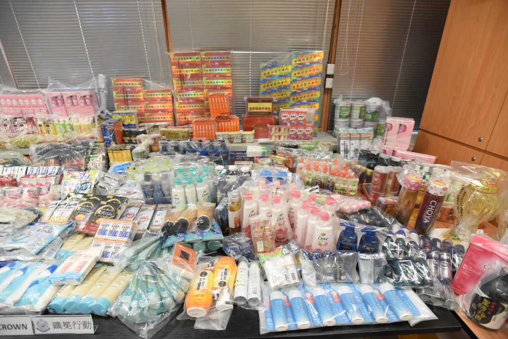 警方展示检获的物品，当中包括大量日用品、药品及食物。