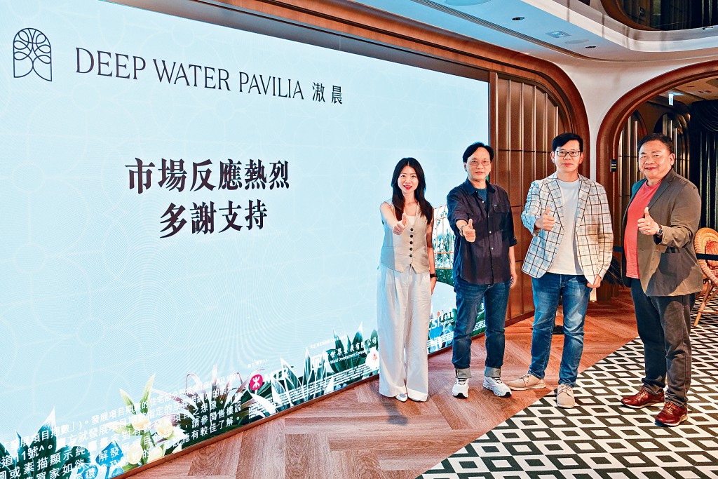 黃竹坑站港島南岸滶晨單日售出17伙。右起為新世界何家欣、資本策略何樂輝、帝國姚志偉及麗新潘銳民。