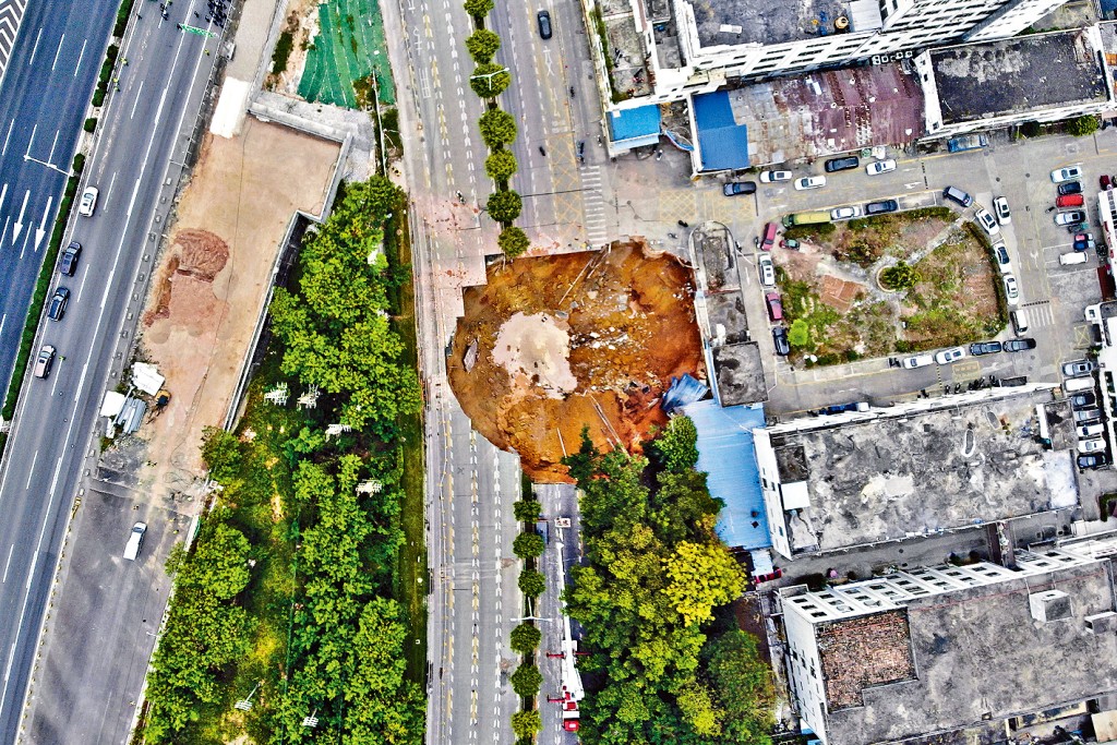 寶安區的深江鐵路施工現場突然塌陷。