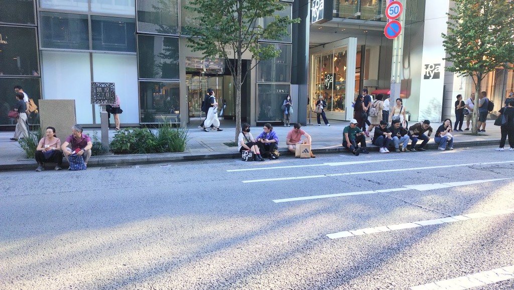 席地族|日本網民不滿遊客在銀座路邊隨地坐下。@migaki13 / X 席地族|日本網民不滿遊客在銀座路邊隨地坐下。@migaki13 / X