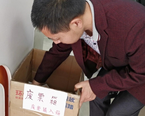吳男早前將彩票誤丟進廢票箱。網圖