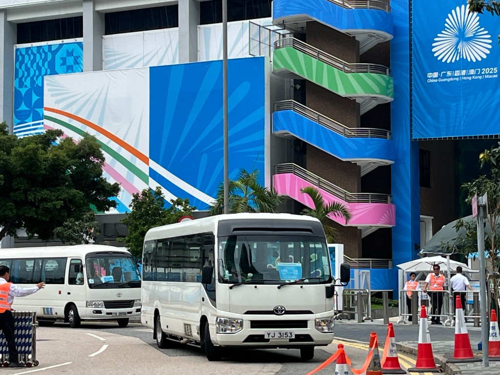 接載傳媒的小巴穿梭主新聞中心及各場館。徐嘉華攝 接載傳媒的小巴穿梭主新聞中心及各場館。徐嘉華攝