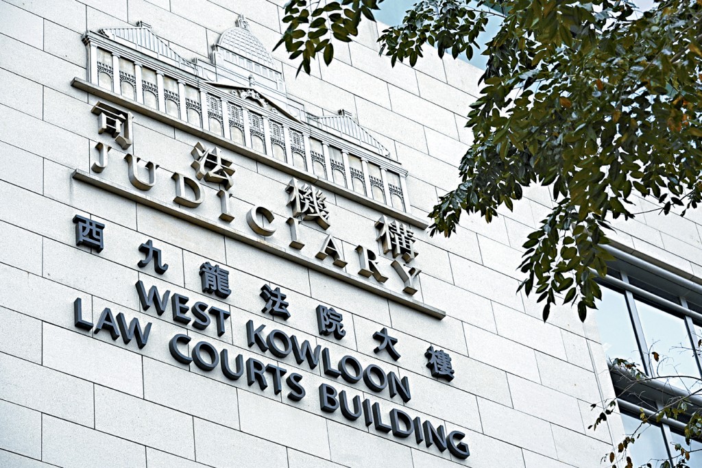 兩名內地男子同被控1項強姦罪，自當日起還柙至今，控方昨早於西九龍裁判法院申請撤控獲准。