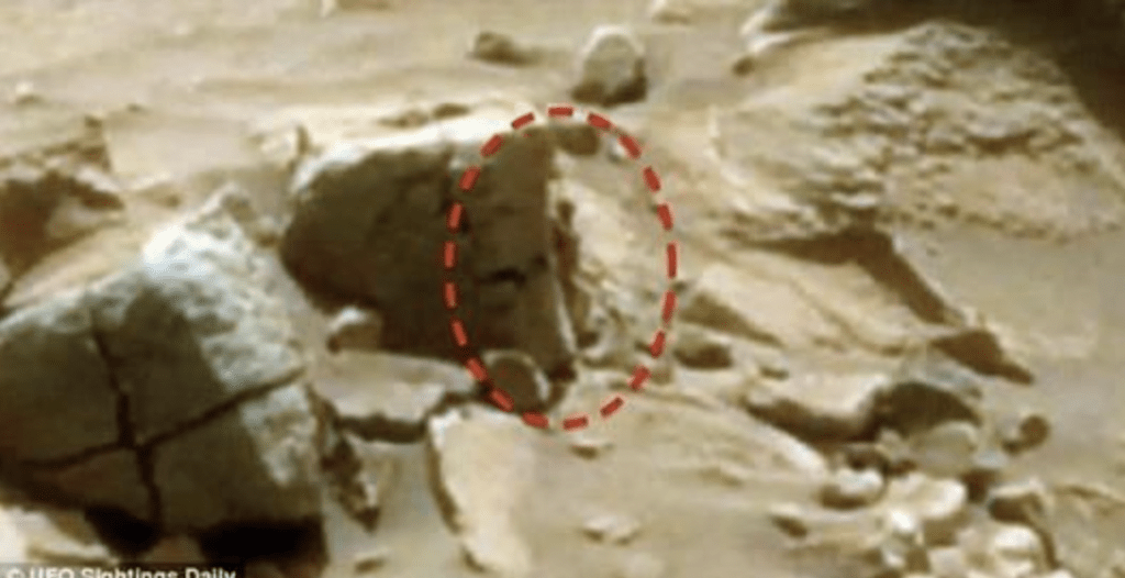 好奇號火星車曾拍攝到一個「人形生物」躲藏在岩石後方，推測其身高僅有15厘米。