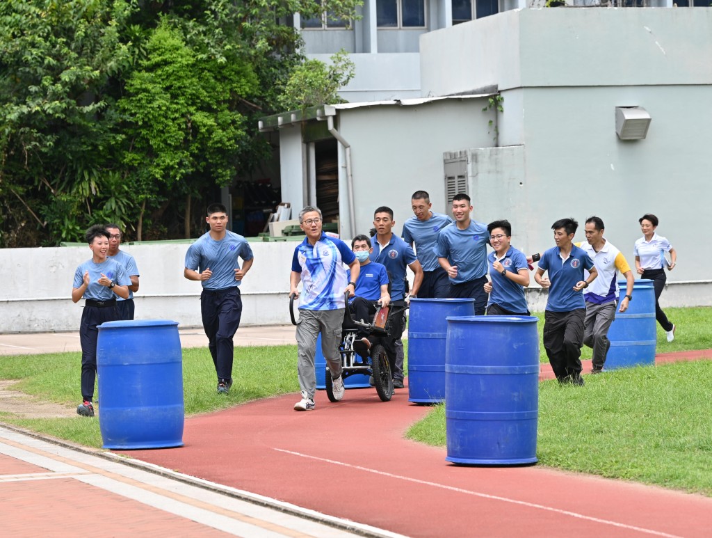 警务处处长萧泽颐参与「一起走过学堂的日子——轮椅人力车义工服务」活动，以特制的轮椅人力车接载受助人，让他们一尝于警察学堂受训的体验。