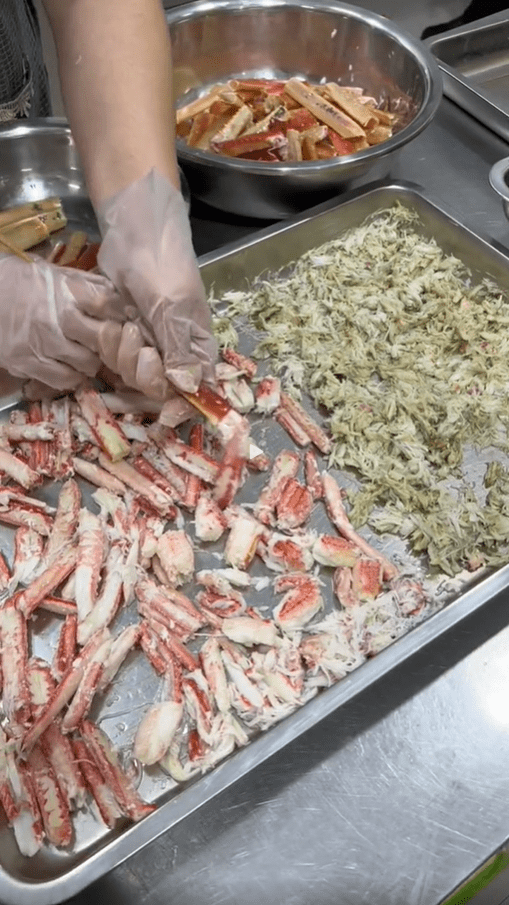 豪华的幼稚园料理有长脚蟹。（抖音截图）