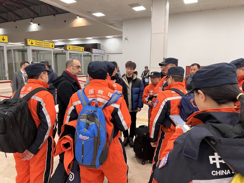 中國救援隊抵達土耳其南部城市阿達納市的機場。