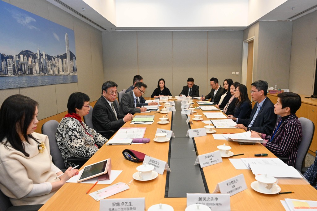 商务及经济发展局1月成立「电子商贸发展专责小组」并召开首次会议。政府新闻处