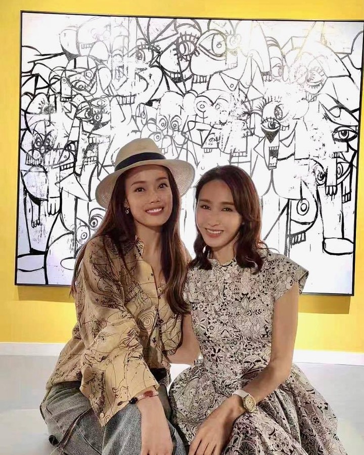 黎姿及容祖兒不忘合照。