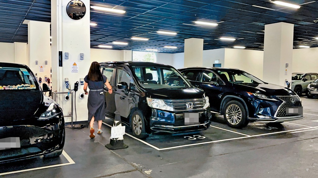 親友前往殮房認屍後登車離去。