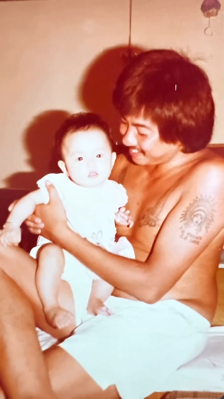楊洛婷貼上與爸爸生前的合照紀念他。 楊洛婷貼上與爸爸生前的合照紀念他。