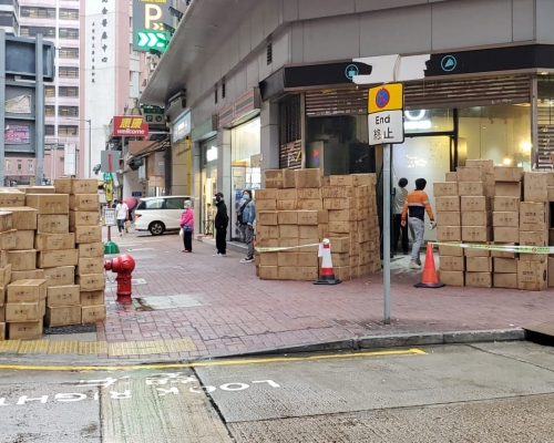 旺角街頭有一批貨物被人棄置。