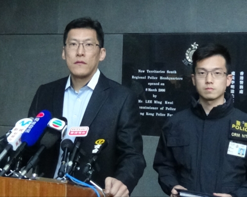 警司梁國榮（左）