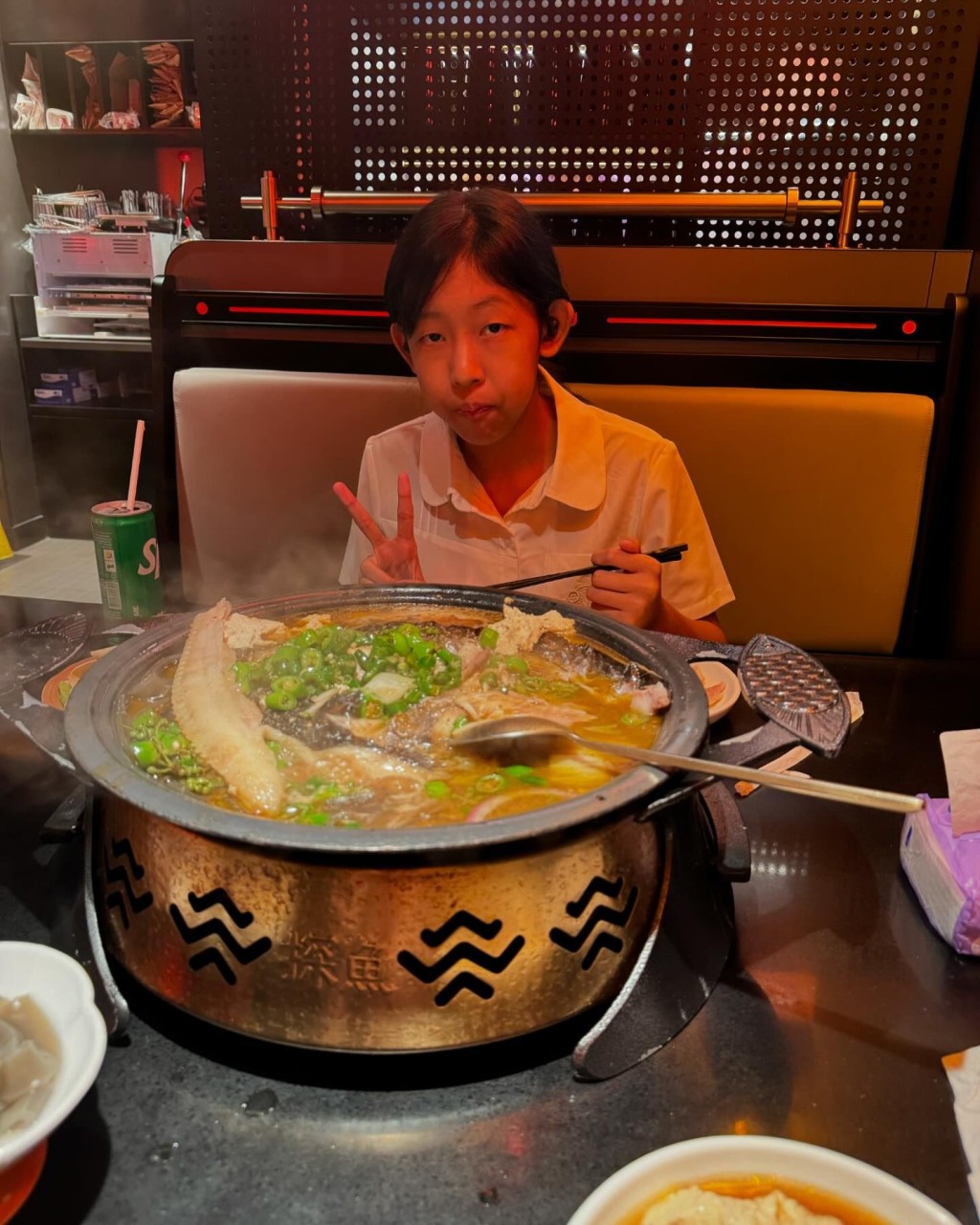 安雅希曾在IG貼出與愛女Rainy的食相。