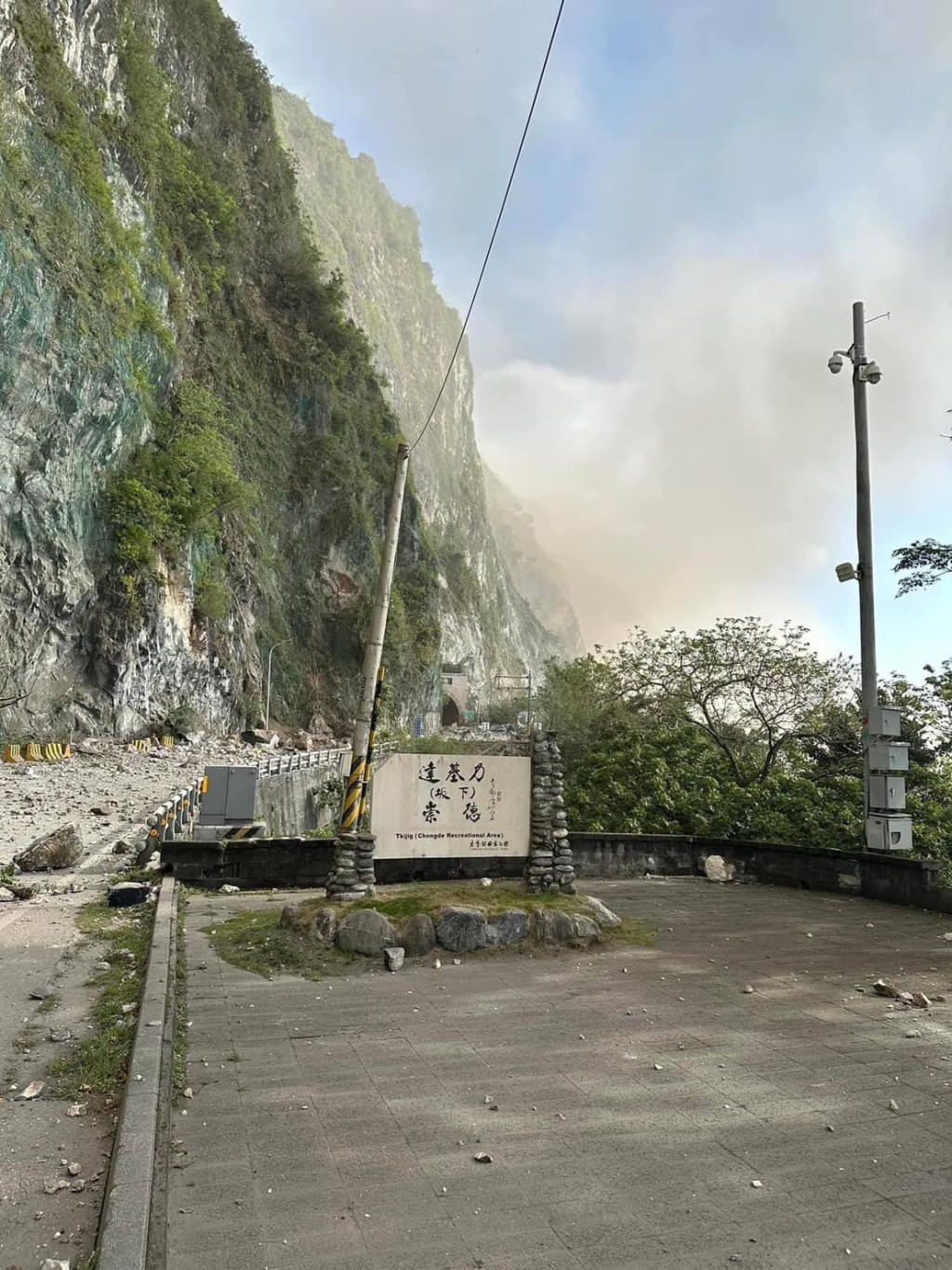 台灣花蓮地震，有大石跌落公路。FB