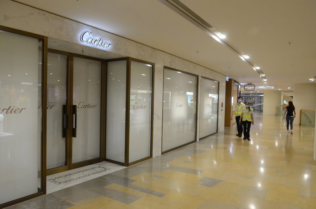 商場內商店提早關門。