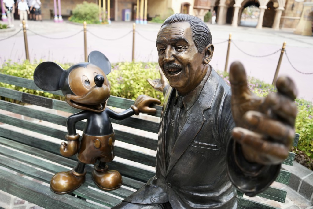 铜像描绘快将60岁的华特与米奇，在构思创建迪士尼乐园数十年后重回乐园。苏正谦摄