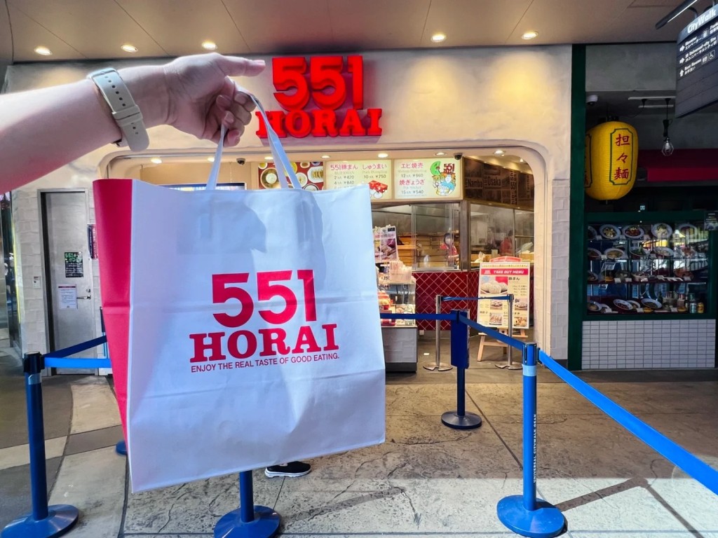 551蓬萊豬肉是大阪有名的食品，吸引大量日本國民及遊客購買。小紅書