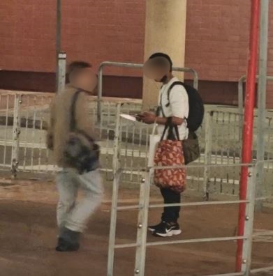 「恐龍」（圖右）涉案持刀男子。Threads：beckho0310  