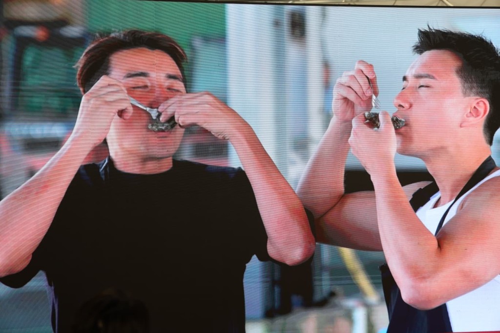 洪永城、朱敏瀚大啖食生蠔。 洪永城、朱敏瀚大啖食生蠔。