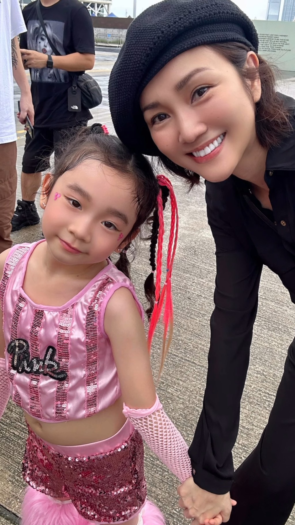 谢安琪昨日（19日）在IG贴片，分享女儿张靖参加跳舞比赛。