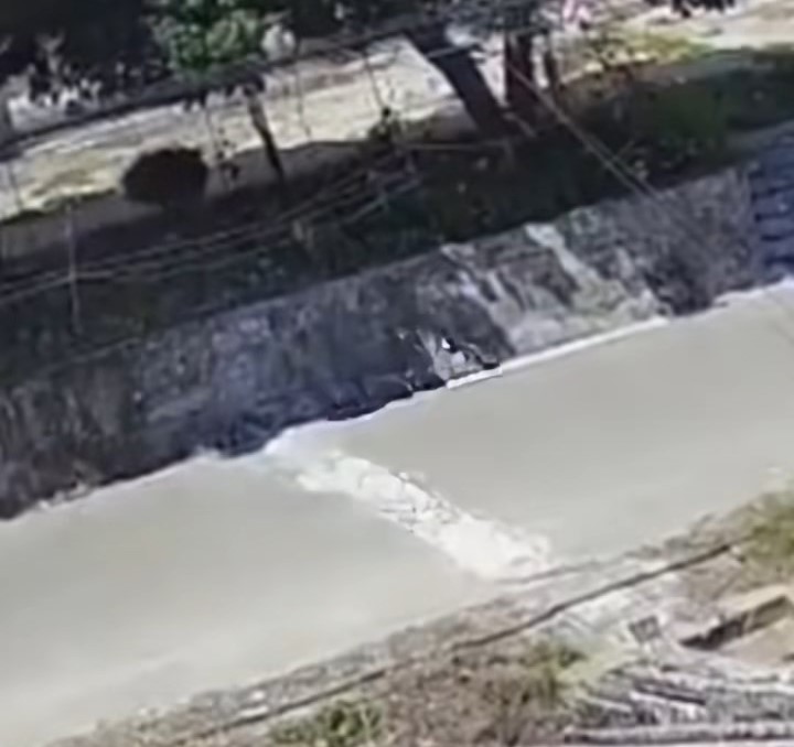 汕頭有閉路電視拍到石屎路熱到炸裂的情景。《新京報》