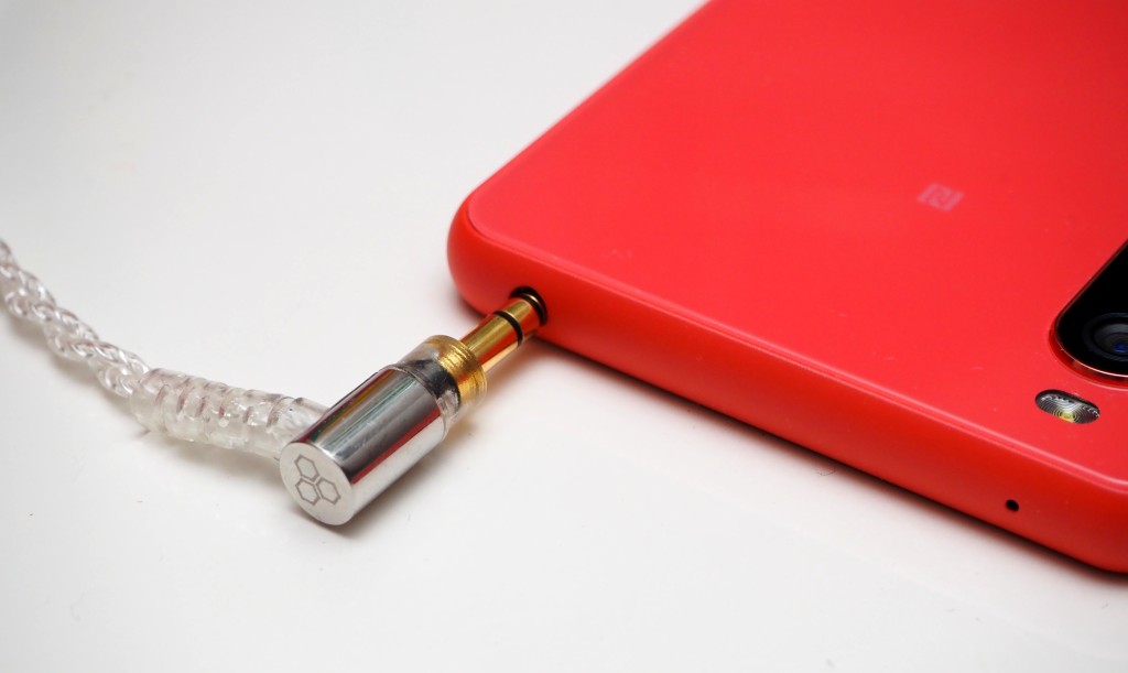 ●一貫廠方特色,保留着3.5mm耳筒插口,音量輸出足夠。