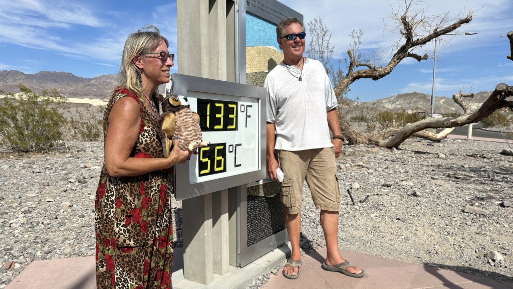 遊客拍照記念高溫56°C挑戰死亡谷。 路透社