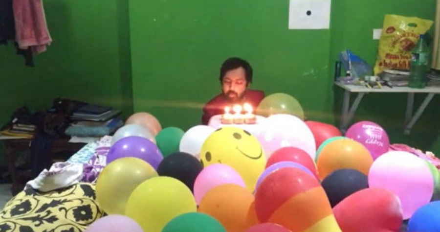 为气球庆祝生日。网图