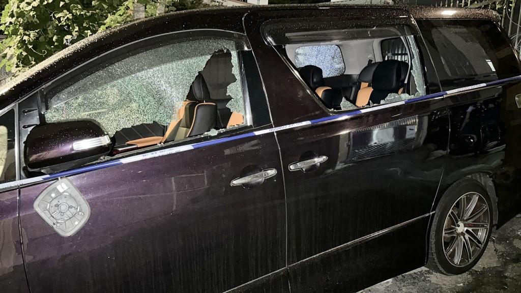 七人車擋風玻璃及車窗全部被扑碎。 七人車擋風玻璃及車窗全部被扑碎。