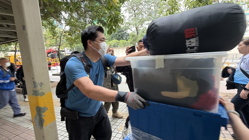獲聘來港的護理員梁先生搬走宏志閣的全屋家電，返回護老院擺放。梁國峰攝