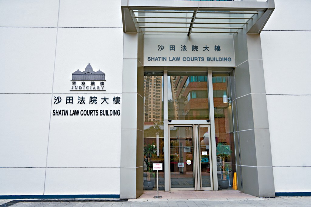 裁判官判刑時指，社會不容許貪污舞弊的行為，須向公眾傳達正確訊息，故判刑須具阻嚇性。