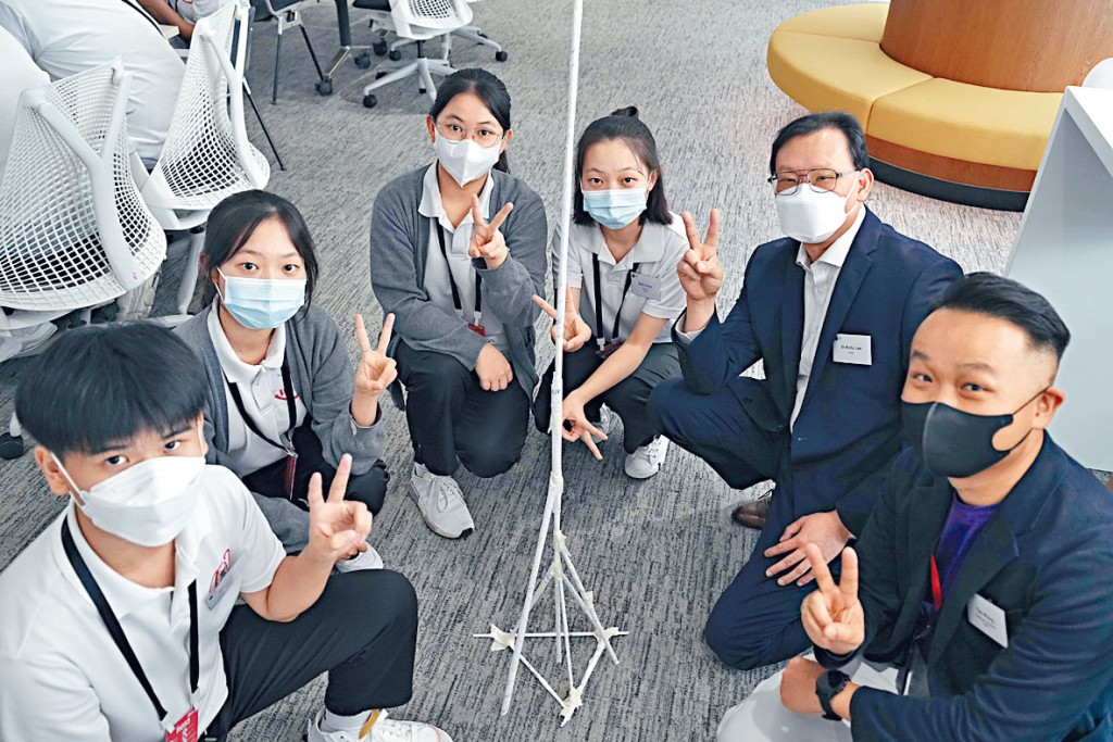 有參與體驗活動的女生，對工程界的工作有所改觀。李旭年（右二）指，業界致力提高女性工程人員的比例。