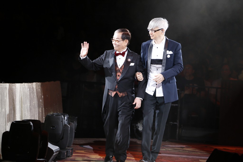 红馆举行「顾嘉辉荣休盛典演唱会2015」、（左起）顾嘉辉由徒弟徐日勤陪伴出场， 向观众挥手。