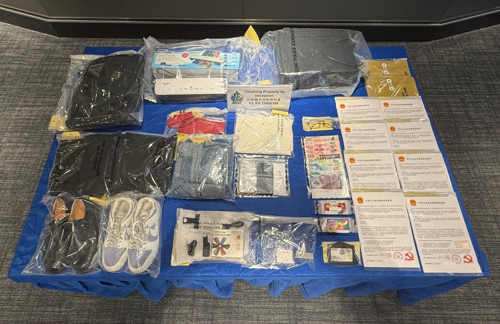 警方展示檢獲的證物包括協議書。 警方展示檢獲的證物包括協議書。