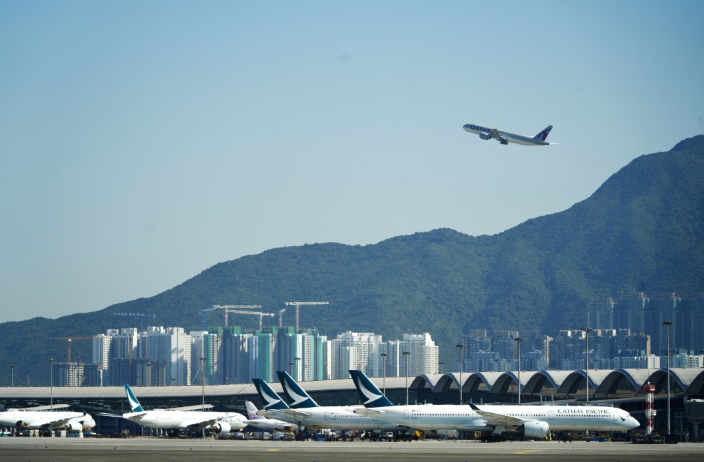 機管局表示，機場的私家車長期停車位已全部泊滿，建議旅客使用公共交通工具前往機場，以免不必要的延誤。資料圖片